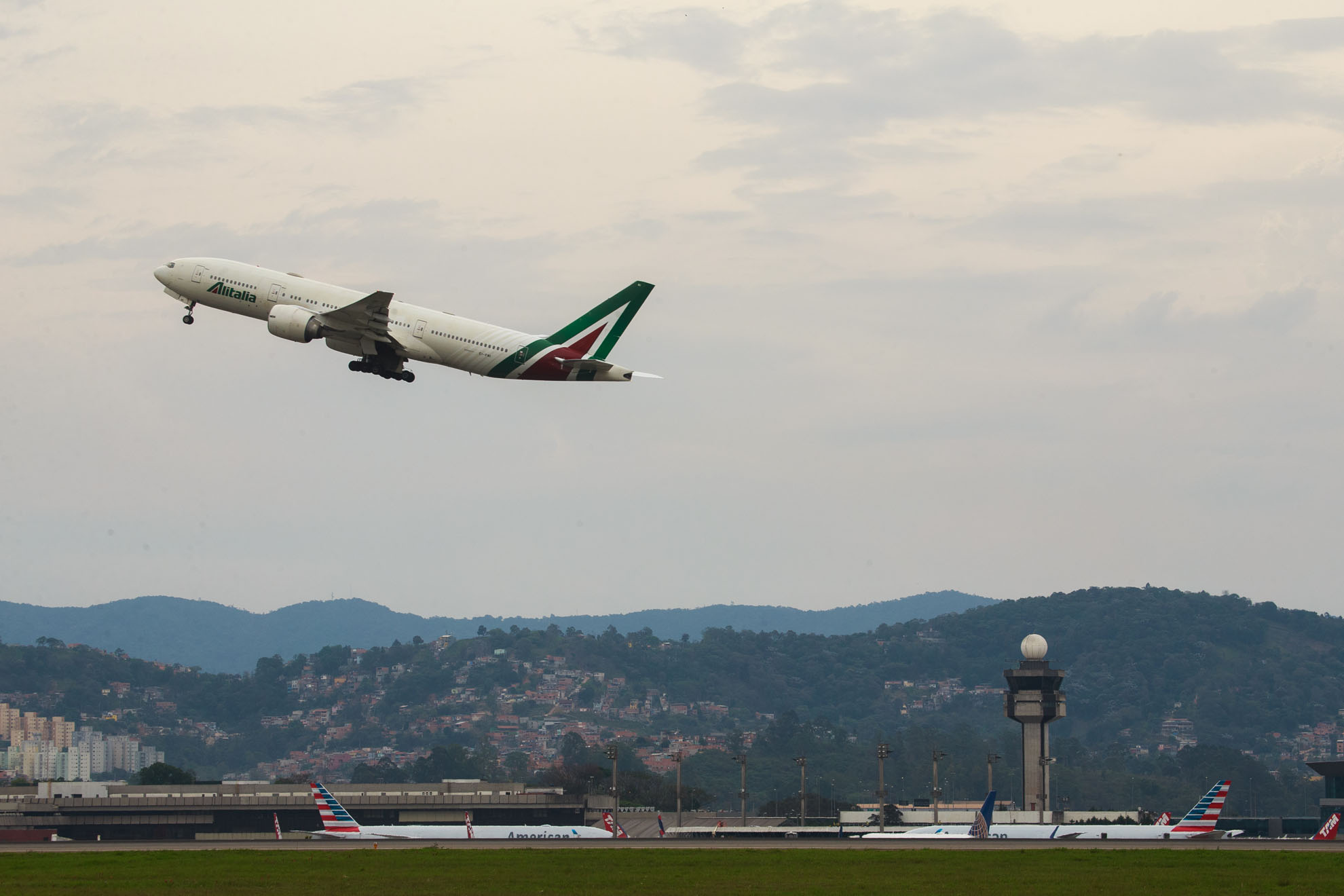 Aeroporto de Guarulhos implementa novo procedimento de decolagens paralelas dependentes