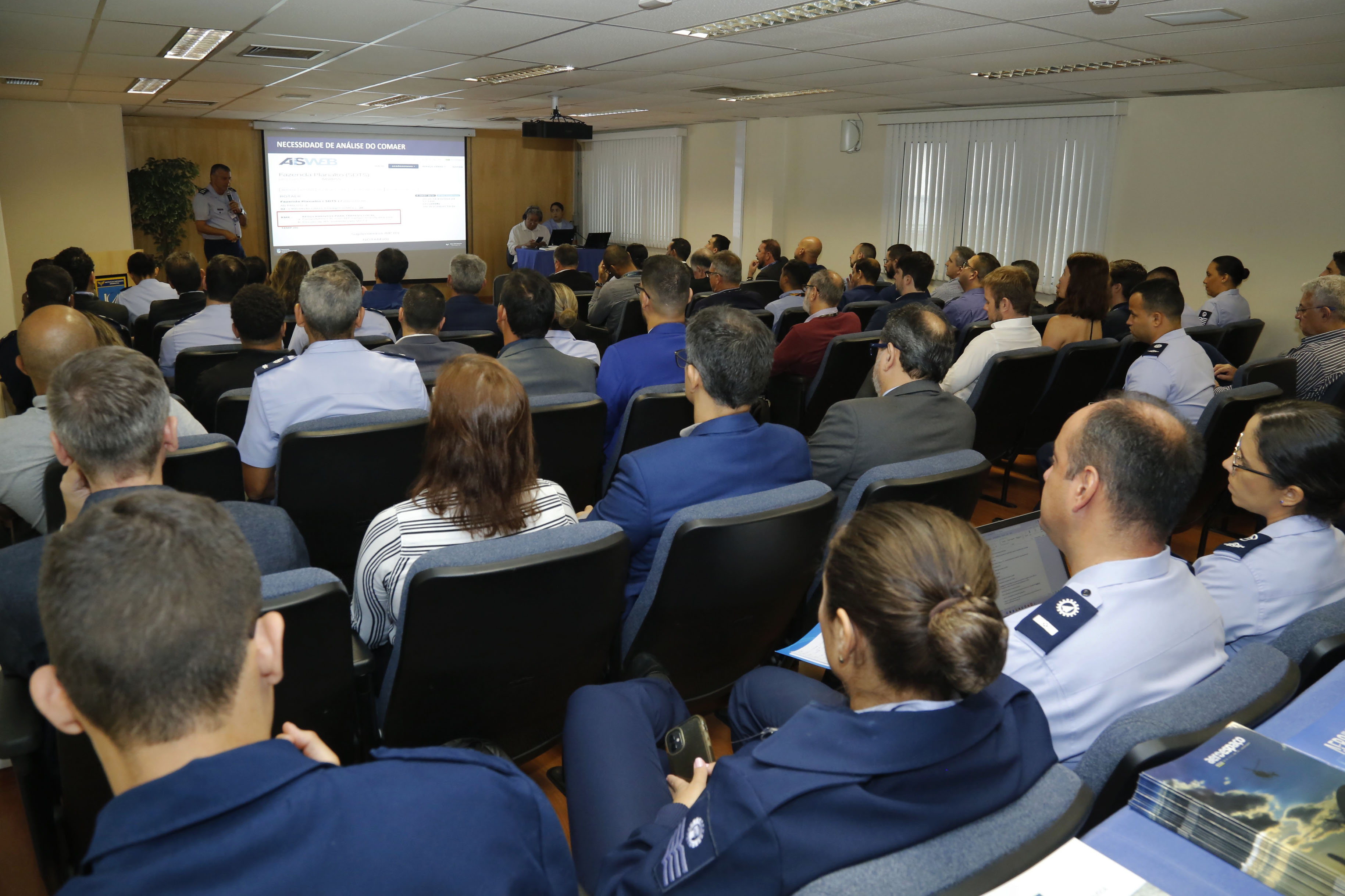 Membros da comunidade aeronáutica participam do II Simpósio Operacional do Instituto de Cartografia Aeronáutica